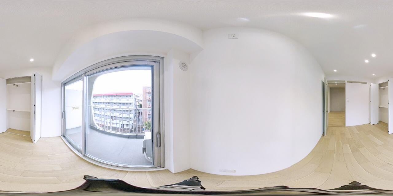 柔らかな曲線を描くアール壁が印象的なリノベーション空間。キッチンから各居室へとスムーズに移動できる機能的な動線設計が魅力です。