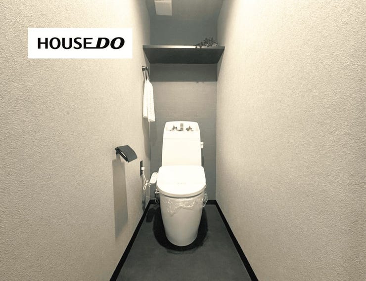 グレーを基調にまとめたスタイリッシュなトイレ空間。清潔感と落ち着きを感じる内装です。