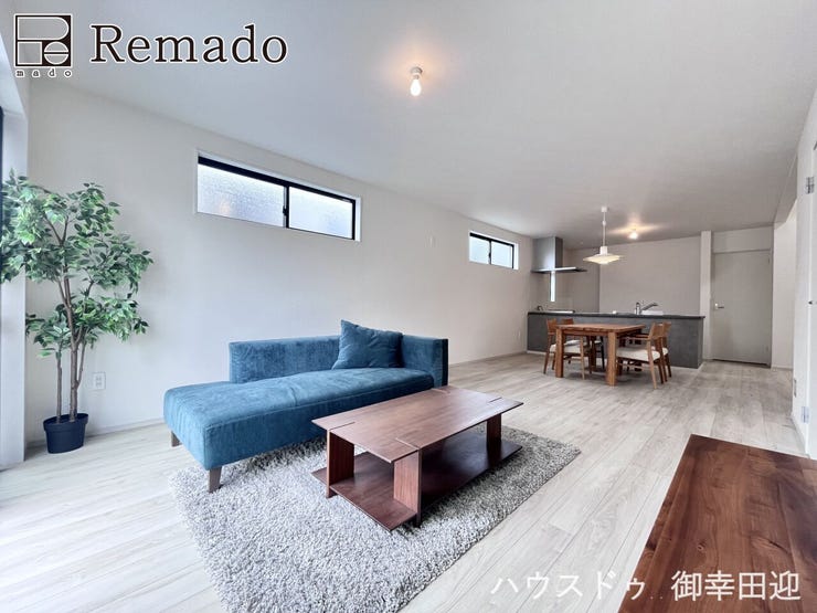 【リビング】
■家族の笑顔が集う中心地■お気に入りの家具を迎え、窓からは心地の良い光が差し込みます。