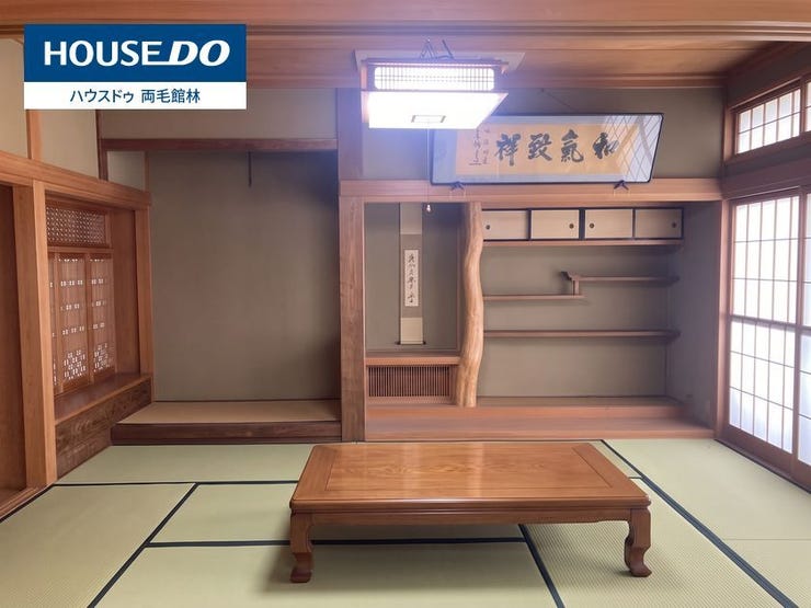 和室②
畳のぬくもりを感じながら、ゆったりと過ごせる趣のある和室です。来客時の客間としてはもちろん、家族の団らんや寝室、趣味のスペースなど、用途に合わせて柔軟に活用できます。