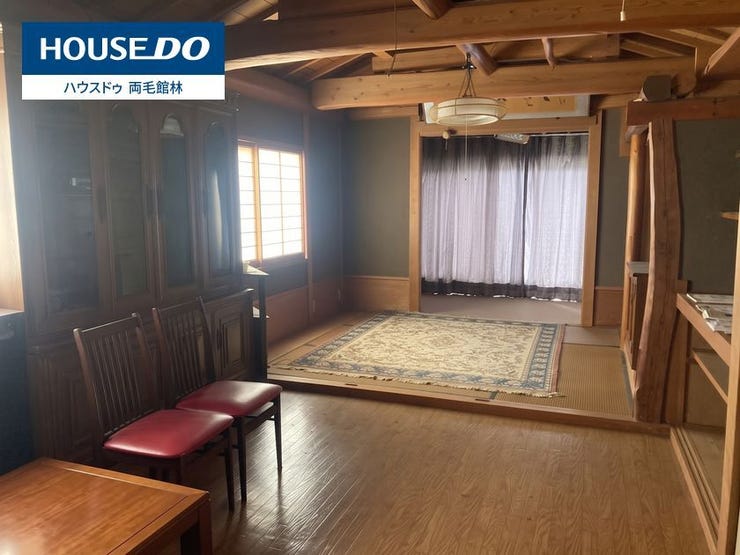 茶室
和の風情を感じながら、ゆっくりとした時間を楽しめる趣のある空間です。お茶を楽しむ場としてはもちろん、読書や書道、趣味の部屋など、静かに過ごすプライベートスペースとしても活用できます。
