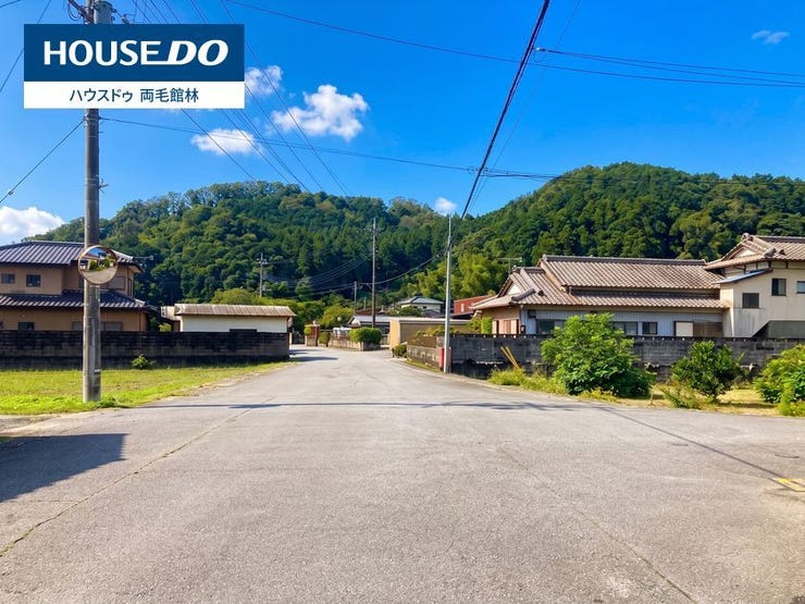 前面道路①
日々の通勤・買い物など、車を利用する生活にも嬉しい住環境。建物へのアプローチもしやすく、荷物の積み下ろしなどにも便利です。落ち着いた住環境の中で、ゆったりと暮らせる一邸です。