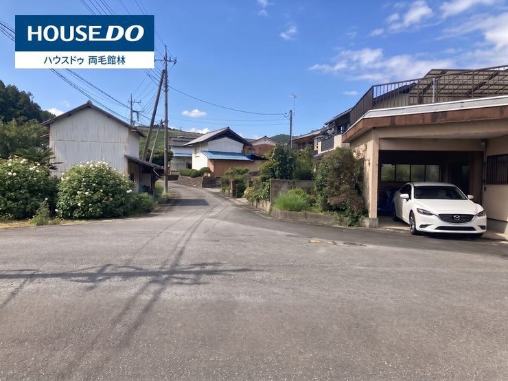 前面道路②
毎日の車の出入りや荷物の搬入にも便利な道路付けが魅力。駐車スペースへのアプローチもしやすく、マイカー中心の暮らしにも対応しやすい住まいです。現地で道路幅や接道状況をぜひご確認ください。