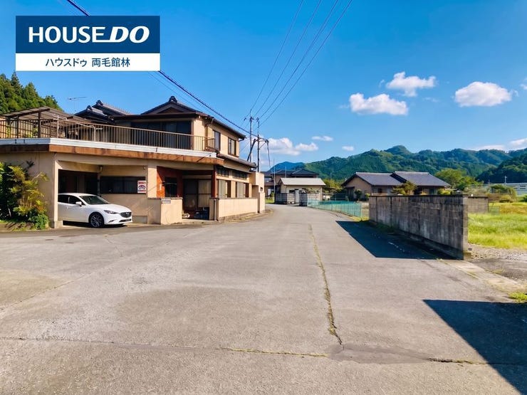 前面道路③
敷地に直接面しているため、車での出入りや荷物の搬入もスムーズ。日常の買い物や通勤・通学など、車を利用するご家庭にも便利です。実際の道路幅や周辺環境は、ぜひ現地でご確認ください。