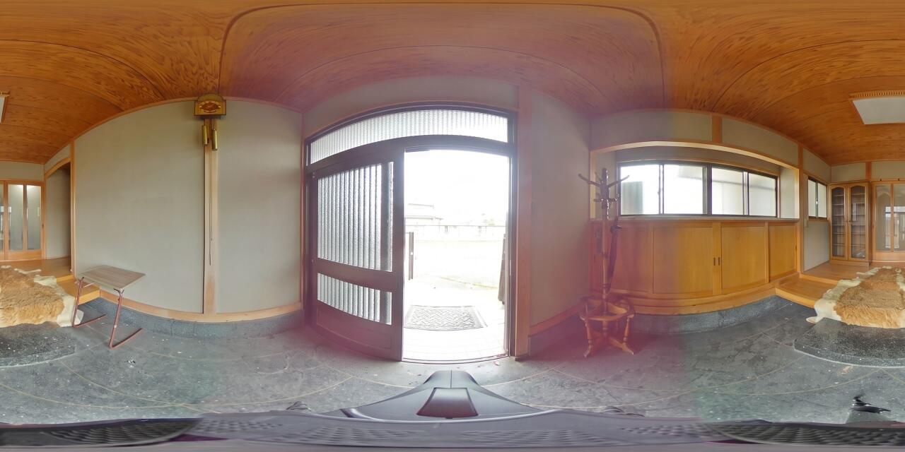 玄関
趣のある玄関がお出迎え。落ち着いた雰囲気と広さを感じられる、ゆとりのエントランスです。