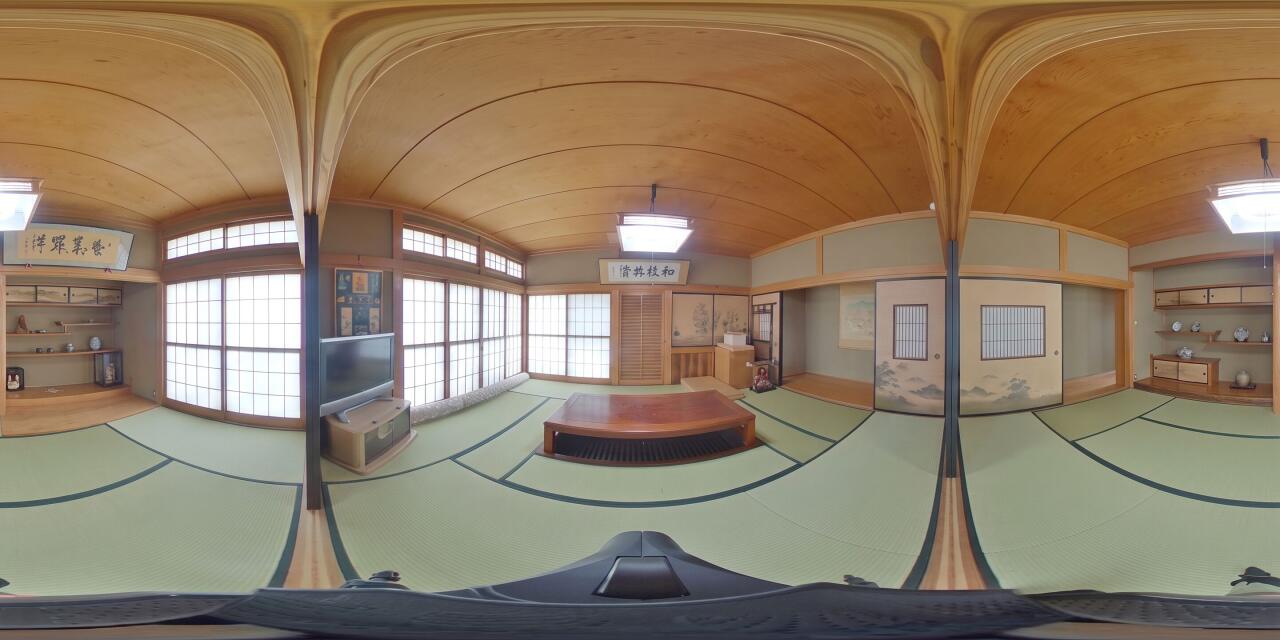 和室
畳のぬくもりと和の趣を感じる落ち着いた和室。客間やくつろぎの空間としても使える、ゆとりある一室です。