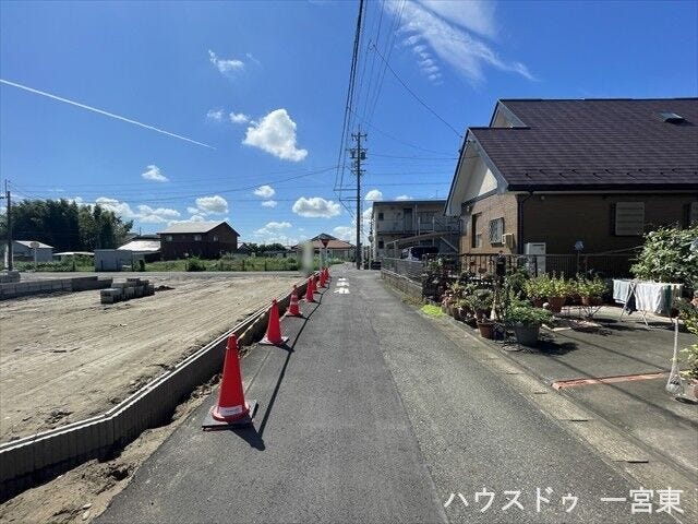 ≪西側南向き 幅約3.3m≫
セットバックが必要となりますが、緊急車両なども入ってこれるようになるので災害時にも安心ですね。