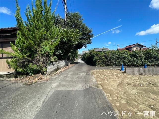 ≪西側北向き 幅約3.3m≫
角地に接する道路です。