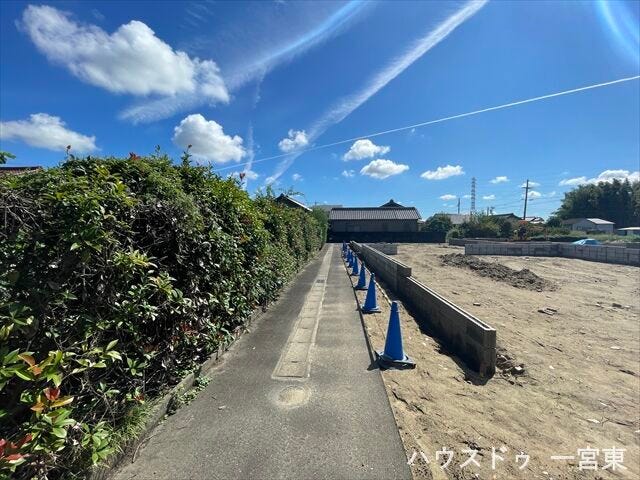 ≪北側東向き 幅約2.9m≫
セットバックが必要となりますが、道路の幅が広がり見通しも良くなるので、安全性も高くなります。