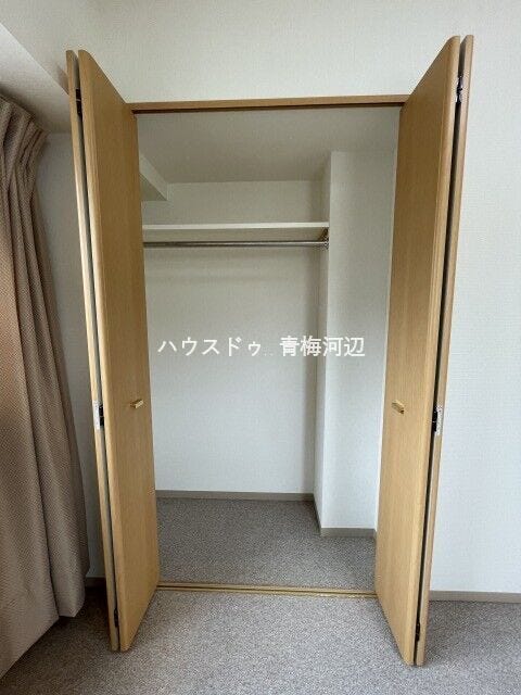 6.2帖洋室収納:ハンガーパイプや枕棚も標準装備されたクローゼットです。