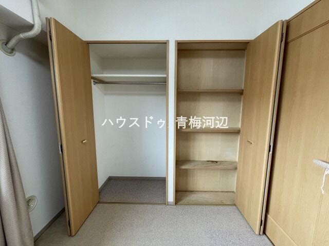 5帖洋室収納:バッグや帽子、アクセサリーなども一緒に収納しておくことで、お出かけの支度もはかどりそうです。洋服選びが楽しくなりそうですね。