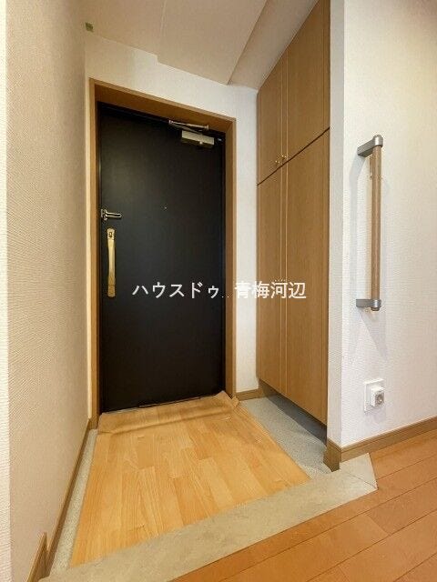 玄関:廊下との段差があまりなく、つまづかずに靴を履いたり脱いだりできます。