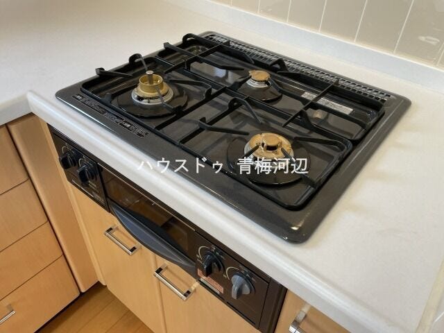 三口コンロ:三口のコンロなので一度に調理ができるので、お料理もはかどりますね。お休みの日にご家族でお料理も楽しめそうです。