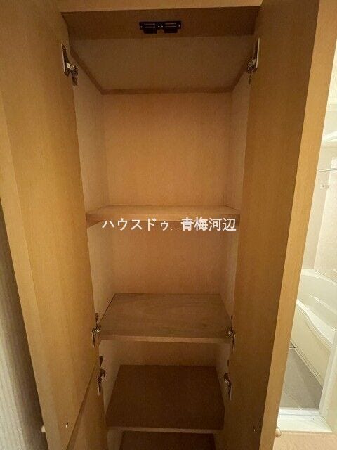 洗面所収納:家族分のタオルや下着を収納可能です。