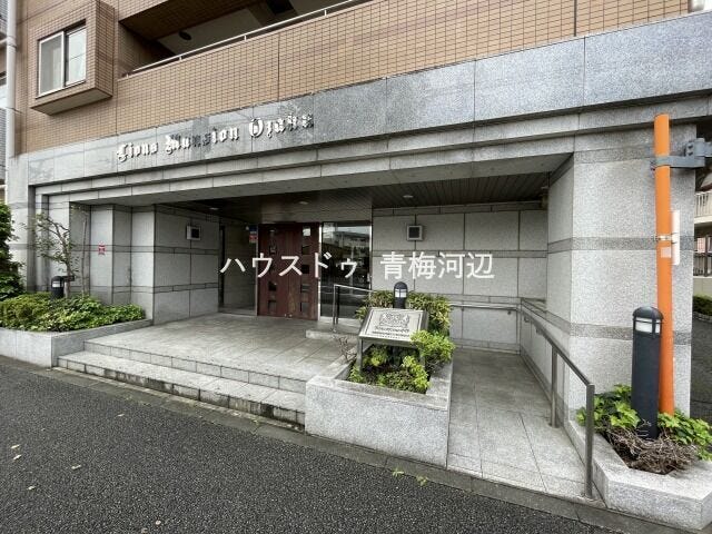 エントランス:落ち着いた雰囲気のエントランスです。