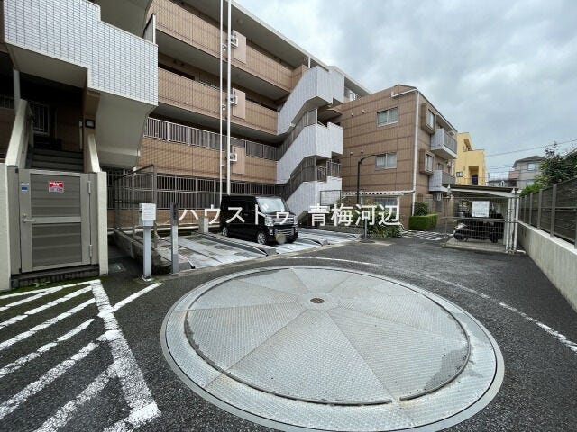 駐車場:車の出し入れもしやすく、また配達などの車が停まっていても通行出来る道幅となっています。
