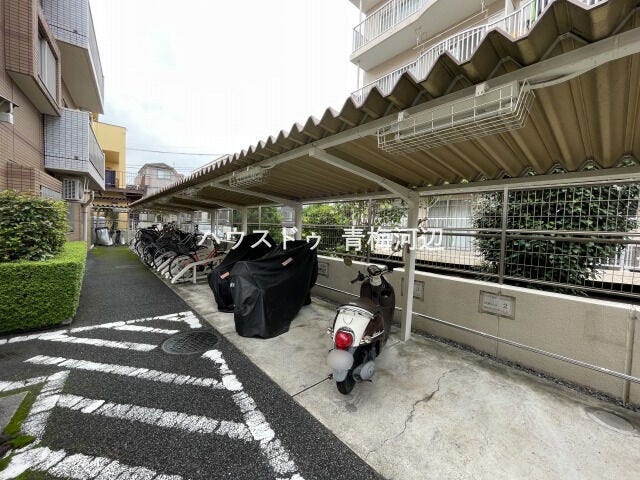 駐輪場・バイク置場:屋根付きの駐輪場なので、自転車を雨風から守ります。