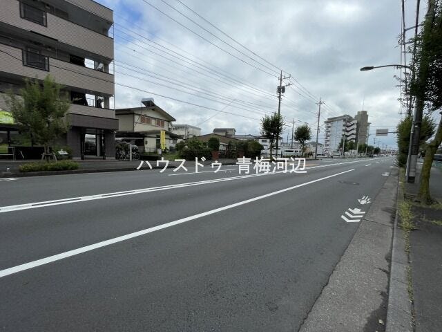 前面道路:車の出し入れもしやすく、また配達などの車が停まっていても通行出来る道幅となっています。