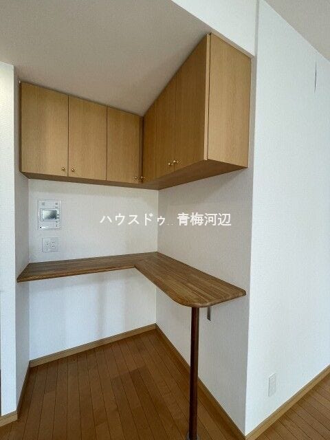 11.2帖リビング収納:家族の私物が集まりがちなリビングも、収納スペースがあればスッキリ片付きますね。掃除道具や常備薬などの共用アイテムもしまっておけます。