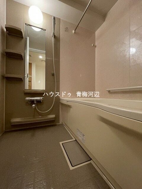 浴室:淡いピンクの壁が印象の浴室です。優しい色合いのバスルームなので1日の疲れを癒すことができますね。