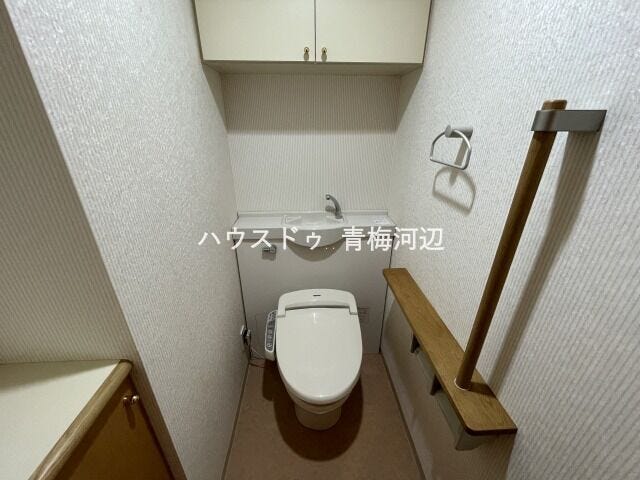 トイレ:白を基調としたシンプルな壁紙のトイレになります。収納が2ヶ所ありトイレットペーパーのストックやお掃除グッズなどをしまうことができます。