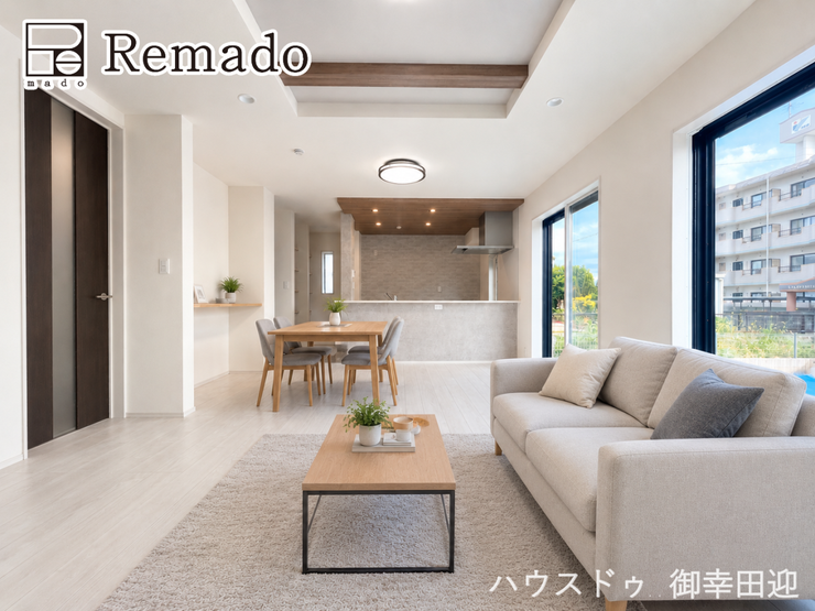【リビング】
■家族の笑顔が集う中心地■お気に入りの家具を迎え、窓からは心地の良い光が差し込みます。※CGで家具を配置しています。