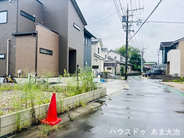 幅員約3.9mの西側前面道路です。普通車が1台通れる幅となります。大型車の通行が少ないので、振動や騒音が抑えられます。