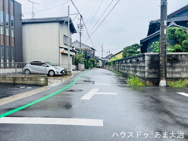 【前面道路含む現地写真】
幅員約4.2mの前面道路です。車がすれ違うには厳しい道幅ですが、車はスピードを抑えて走行するので、お子様にも安全な道幅となっています。
