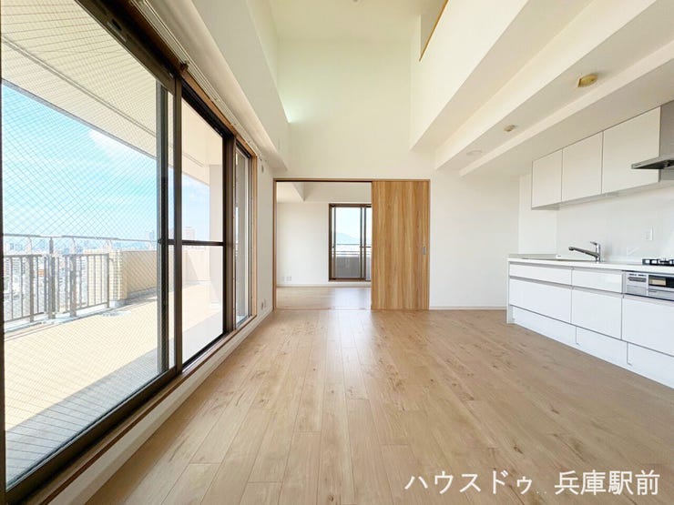 【リビング】
◇陽光がたっぷり差し込む開放的なLDK。バルコニーとつながる明るい空間で、家族が心地よく過ごせます。