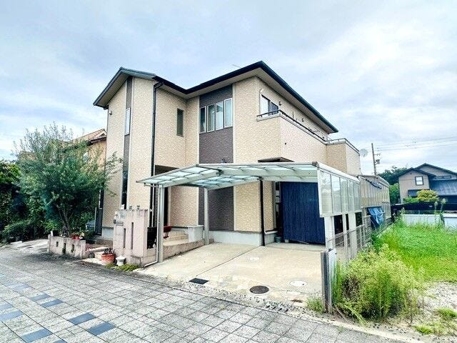 明るいベージュ系とシックなブラウンをあわせたモダンな外観デザイン。