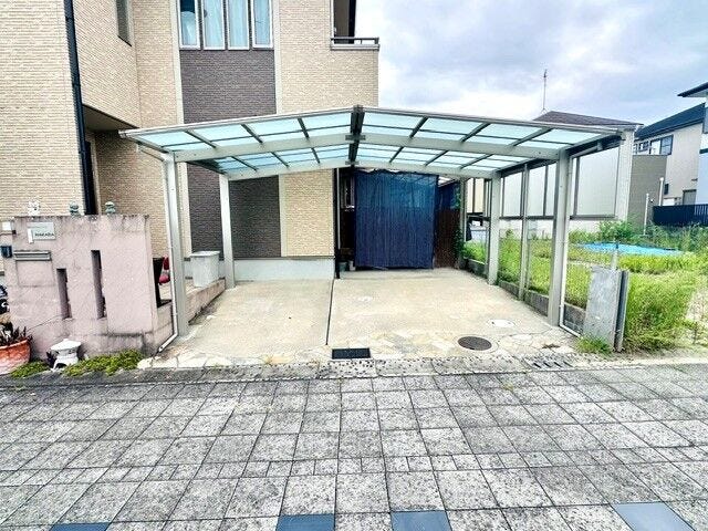 屋根付きの広い駐車スペースは、雨の日でも濡れずに乗り降りでき、大切な愛車を日差しや汚れから守ります。