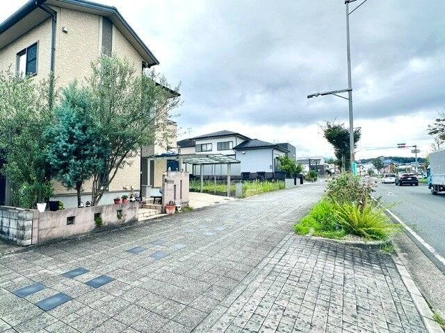 幅の広いきれいに整備された歩道に面しており、車通りからの安全性にも配慮された立地です。