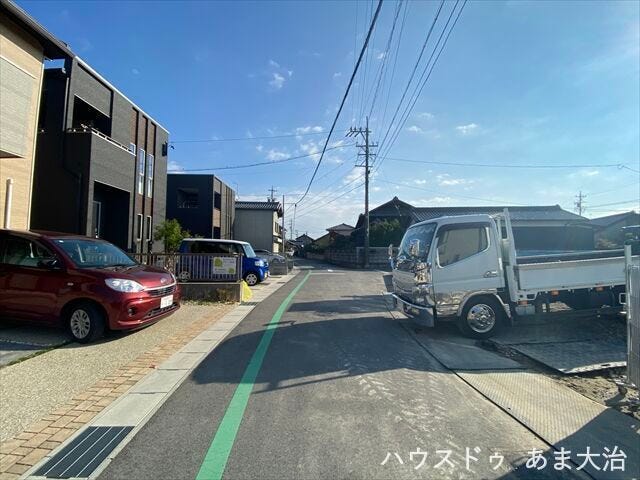 【前面道路含む現地写真】
幅員約4.2mの前面道路です。車がすれ違うには厳しい道幅ですが、車はスピードを抑えて走行するので、お子様にも安全な道幅となっています。