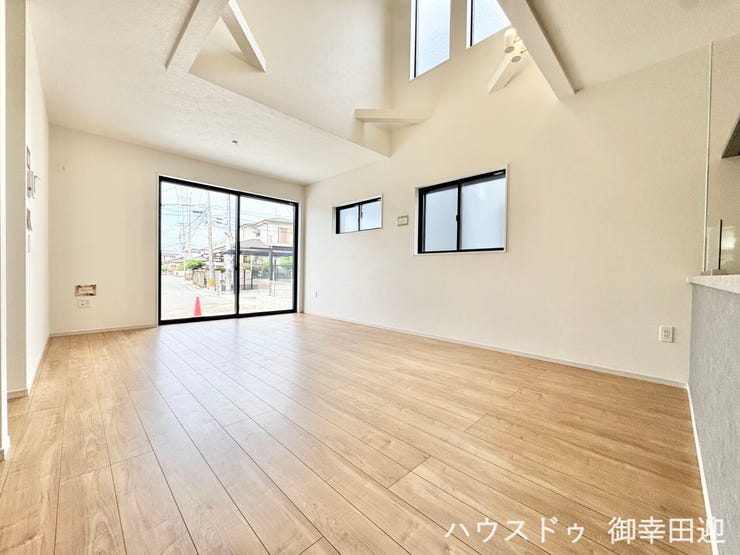 ■安らぎと笑顔の中心地■陽光が優しく降り注ぎ、会話が自然と弾む。ここでは、毎日が特別な時間へと変わります。