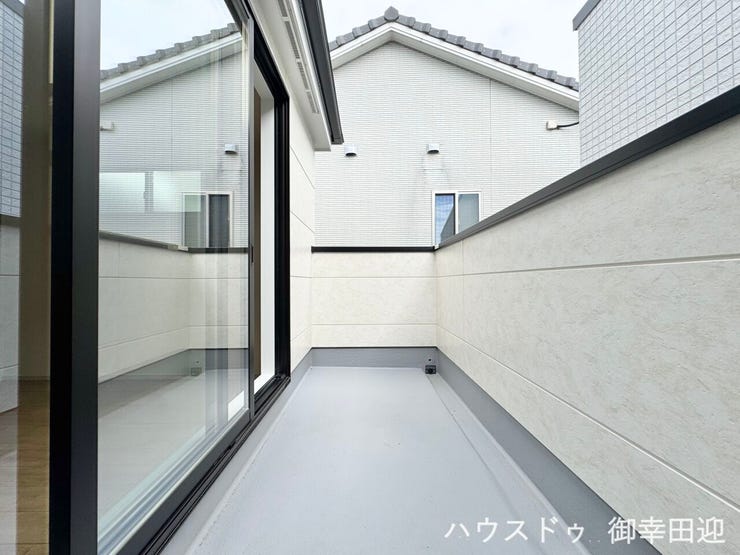 ■空の下の開放的な特等席■日光浴や読書、外の空気を感じながらリフレッシュ。暮らしを豊かにする、もう一つの心地よい空間です。