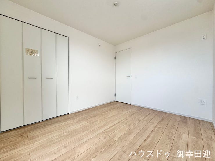 ■2階5.2帖洋室①■寝室、書斎、趣味の部屋。家族の成長やライフスタイルに合わせ、様々な使い方ができる快適な空間です。