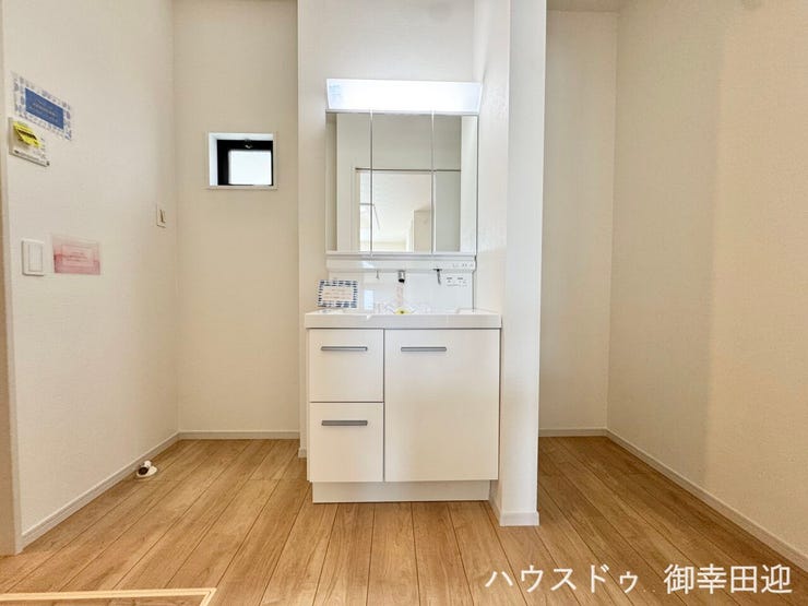 ■清々しいリフレッシュ空間■自分を磨き、気持ちを切り替える。心地よい光が差し込むプライベートスペース。