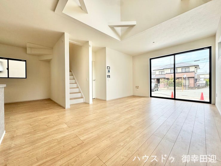 ■安らぎと笑顔の中心地■陽光が優しく降り注ぎ、会話が自然と弾む。ここでは、毎日が特別な時間へと変わります。