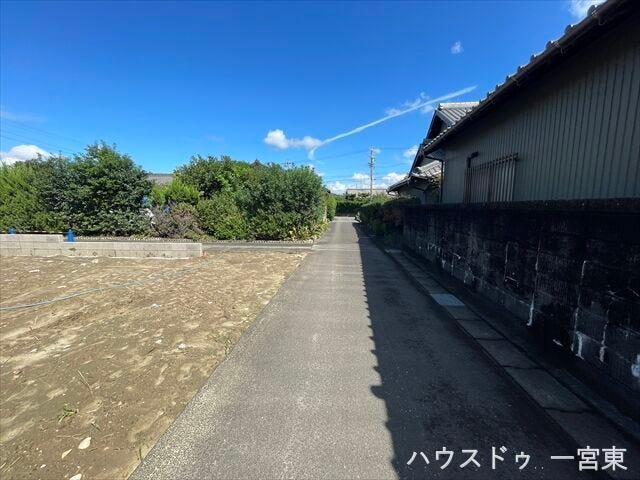 ≪東側北向き 幅約3.3m≫
セットバックが必要となりますが、道路の幅が広がり見通しも良くなるので、安全性も高くなります。
