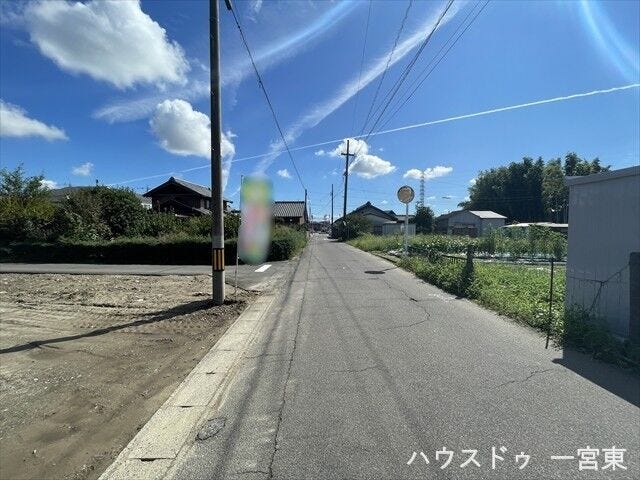 ≪南側東向き 幅約4.4m≫
車がすれ違うには厳しい道幅ですが、車はスピードを抑えて走行するので、お子様にも安全な道幅となっています。