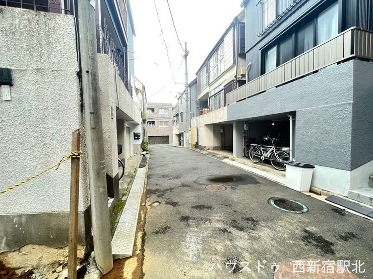 前面道路は私道のため交通量が少なく、落ち着いた住環境です。
