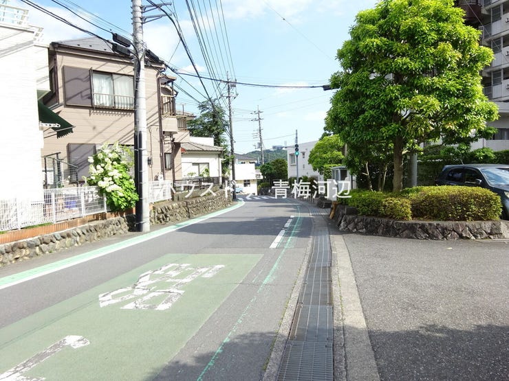 前面道路:ゆとりのある前面道路で、お車の出し入れもスムーズです。