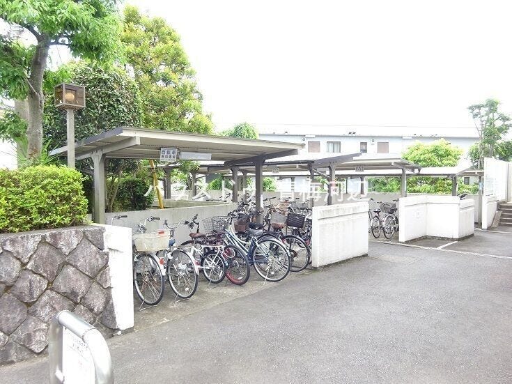 駐輪場:屋根付き駐輪場なので、自転車を雨風から守ります。
