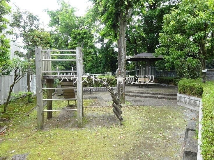 敷地内遊具:敷地内に公園があるので、お子様がいるご家庭も嬉しいですね。