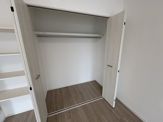 LDKにも扉付きクローゼットを完備。衣類や小物をすっきり収納でき、快適な空間を保てます!