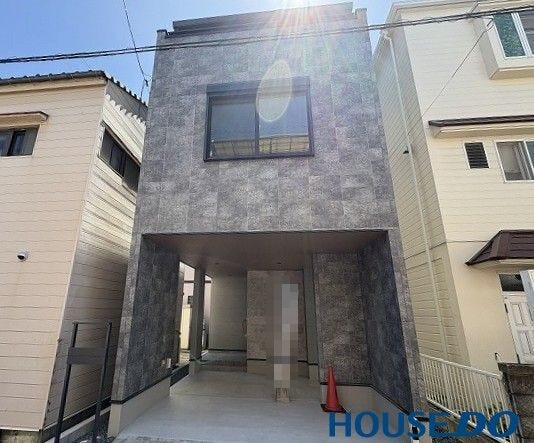 【外観】
スーパー、コンビニ、ドラッグストア、銀行などが徒歩圏内に揃った暮らしに便利な好立地!
断熱性能にもこだわった、ZEH水準の快適な住まい!