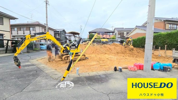 【外観】
【ブルーミングガーデン】
陽当り良好な角地に位置する4LDKのお家♪
小学校やコンビニ、公園など徒歩10分以内で行くことが出来小さなお子様がいるご家庭でも住みやすい環境が整っています♪