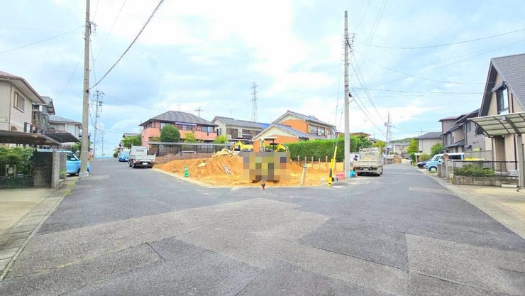 【前面道路】
前面道路が広いため運転がしやすく、日々の交通ストレスが軽減されます!
また家の前が建物などで遮られることがなく、日当たりが良くなり、家全体が明るい印象を受けます!