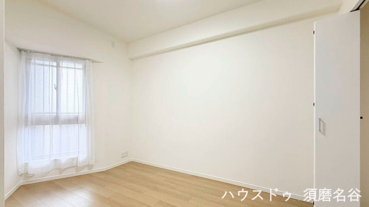 白を基調にした洋室は光を反射して広く明るく感じます。