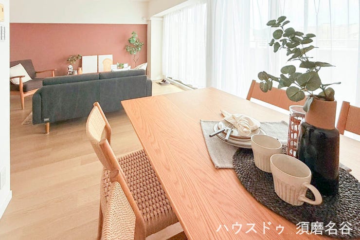 食卓を囲み、会話が弾む様子が浮かんできそうです。